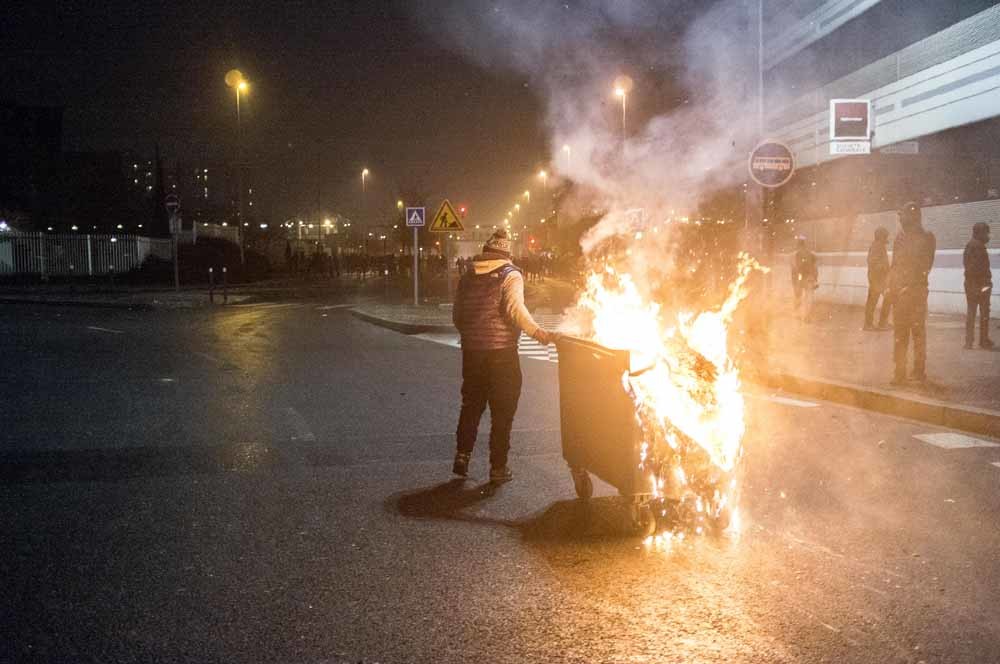Een man met een brandende afvalcontainer tijdens de onlusten in Parijs. – © Getty