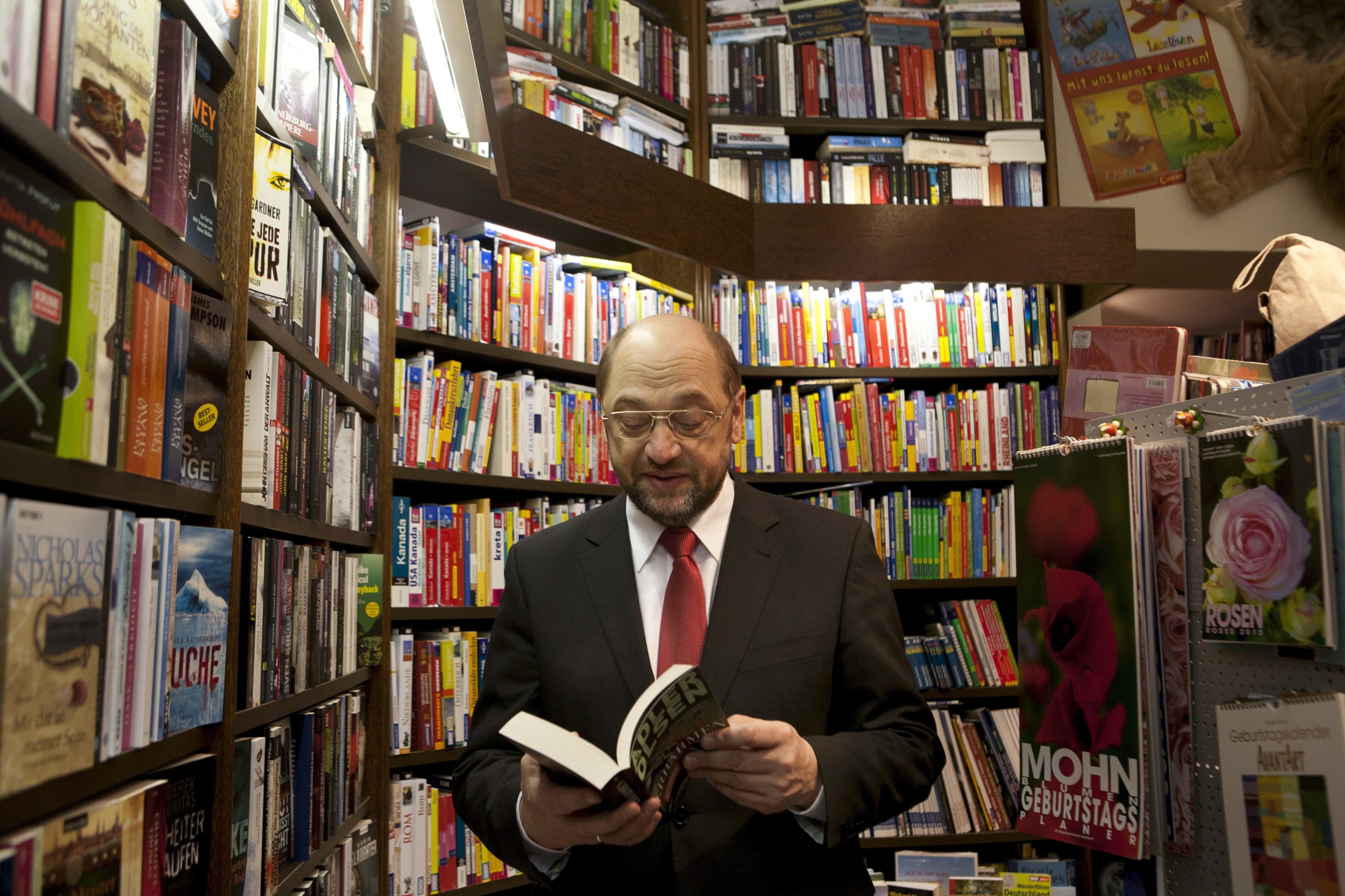 Martin Schulz in zijn boekwinkel. – © Michael Trippel / Laif / Hollandse Hoogte 
