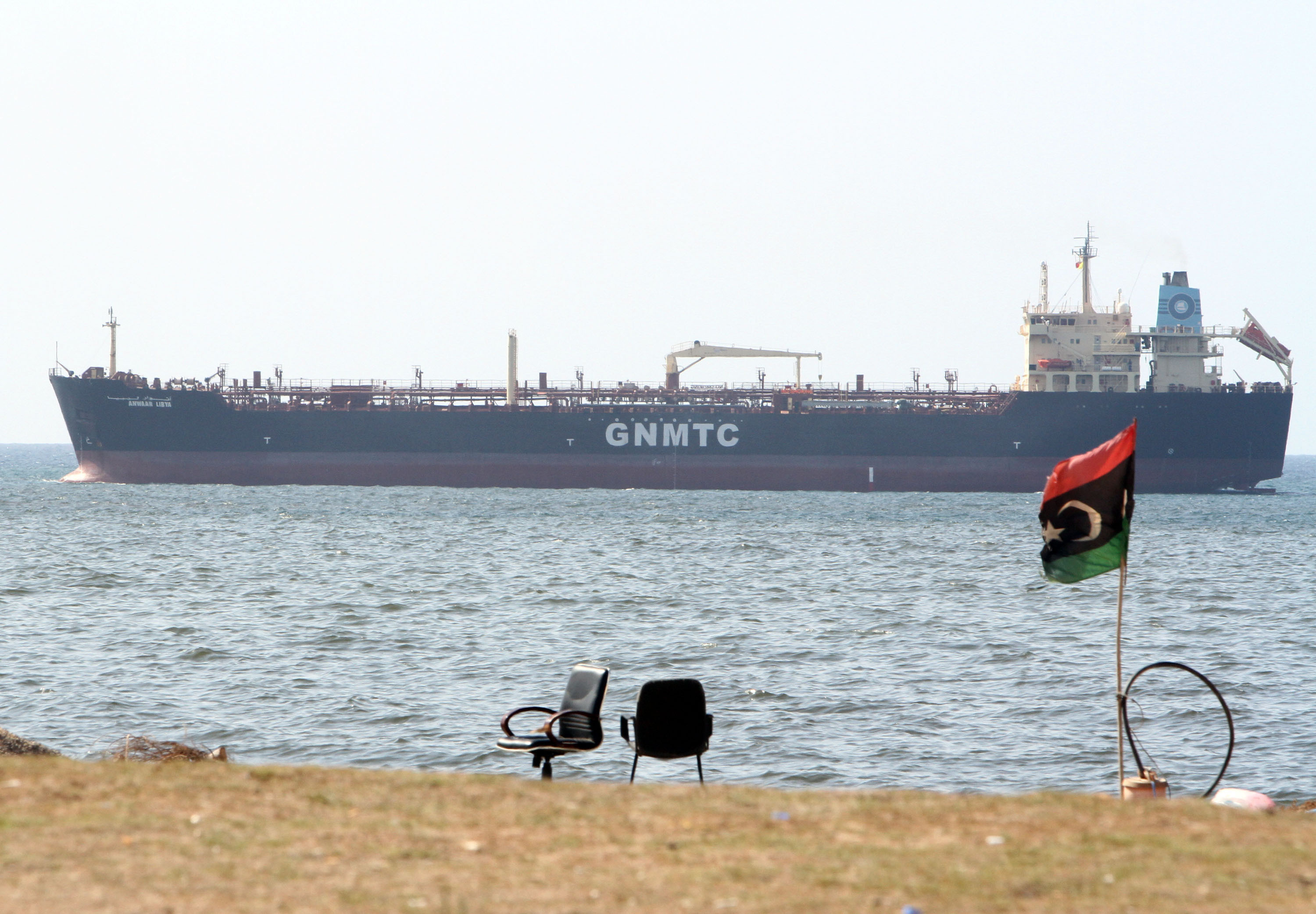 Een met olie volgeladen tanker arriveert in de haven van Tripoli. Volgens de Libische politie gebruiken de smokkelaars zowel kleine boten als tankers die wel 40.000 liter geraffineerde brandstof kunnen vervoeren. – © HH