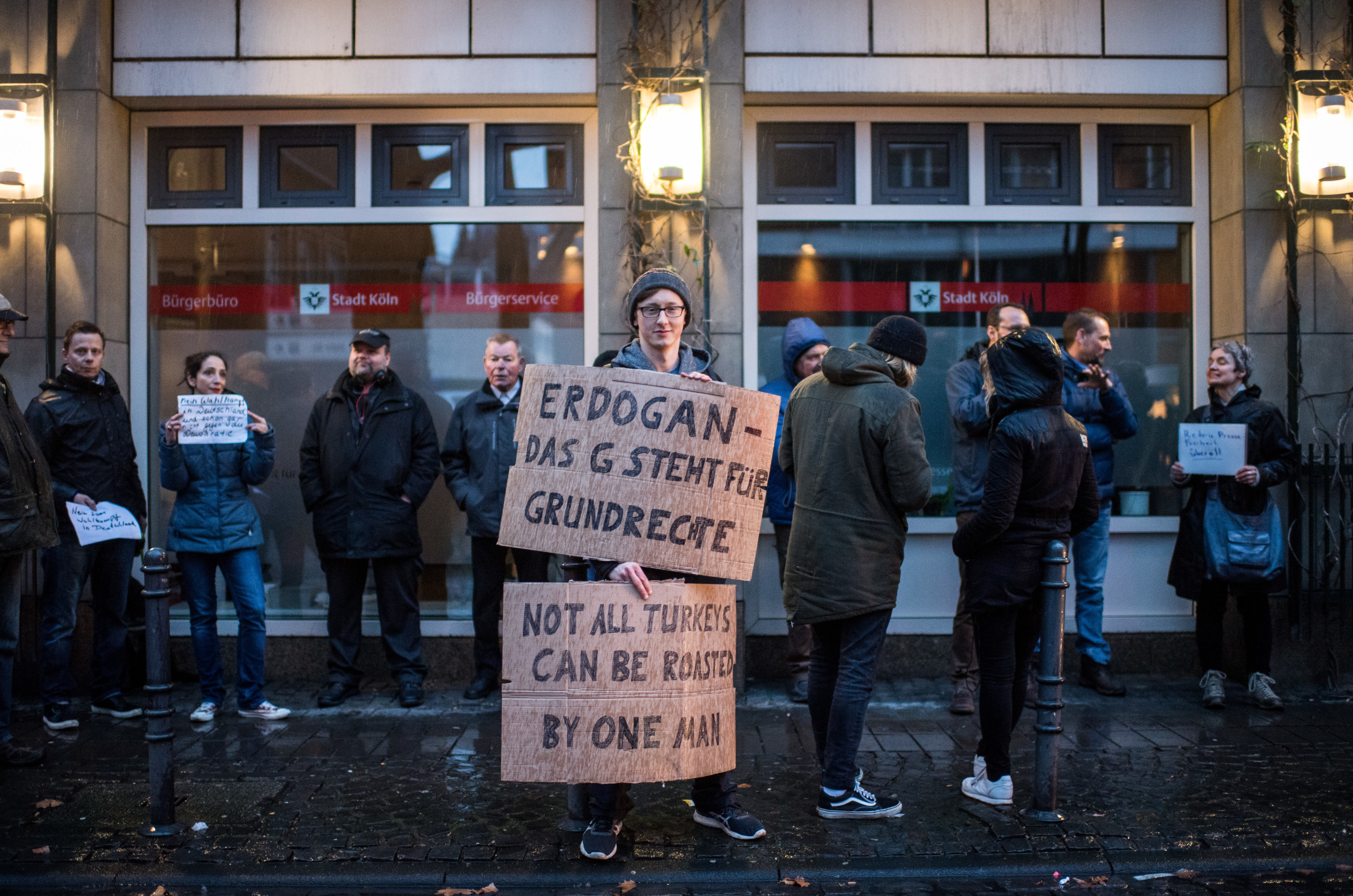 Demonstranten bij een bijeenkomst in Keulen van Erdogans AKP, begin maart. Herhaaldelijk probeerden Turkse politici de meer dan een miljoen in Duitsland wonende Turken ervan te overtuigen 'ja' te stemmen op het referendum. –  © Lukas Schulze / Getty
