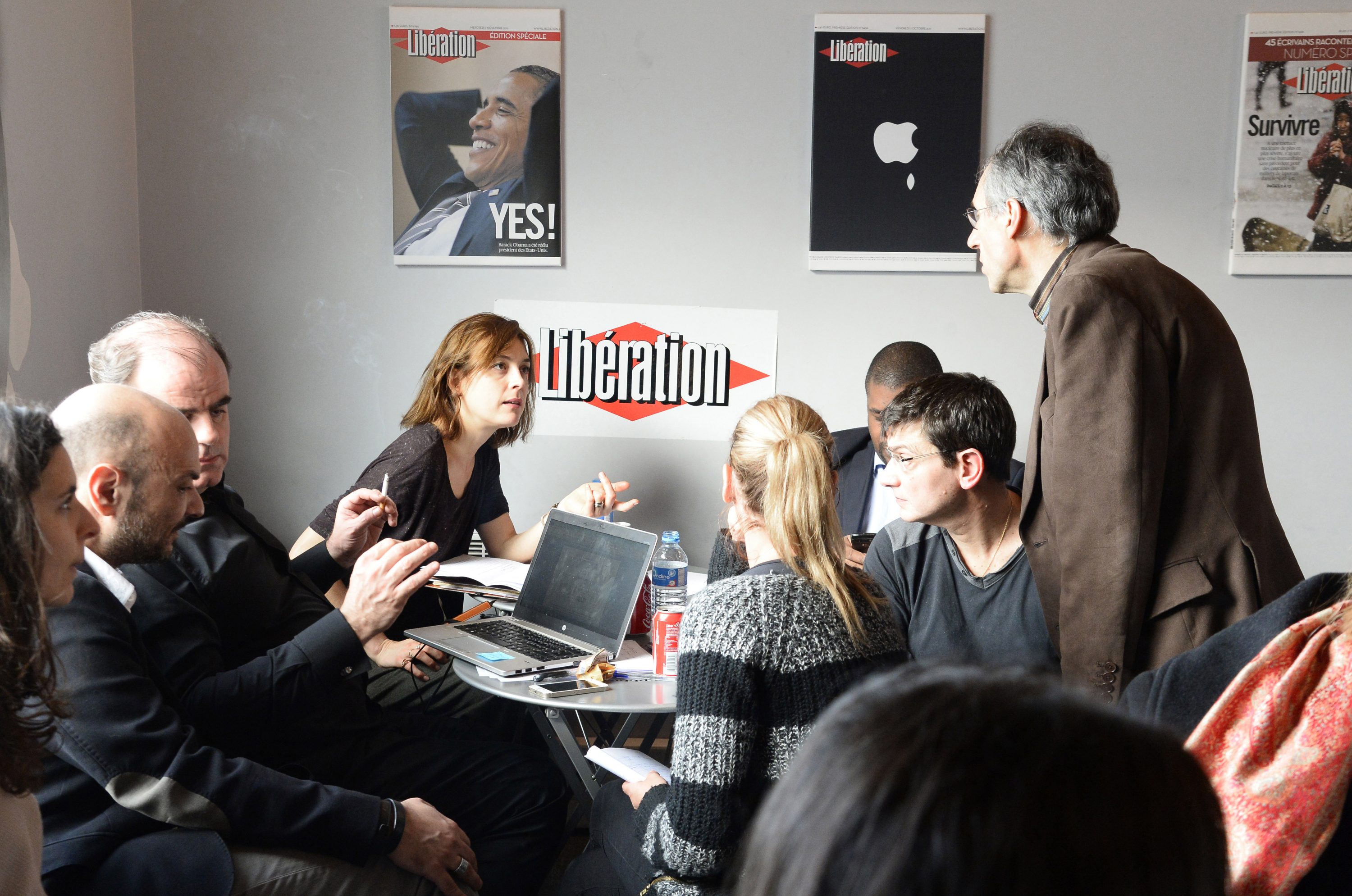 Een redactievergadering bij de Franse krant Libération, die na de aanslag een tijdelijk onderkomen bood aan de redactie van Charlie Hebdo. – © Getty / Reuters