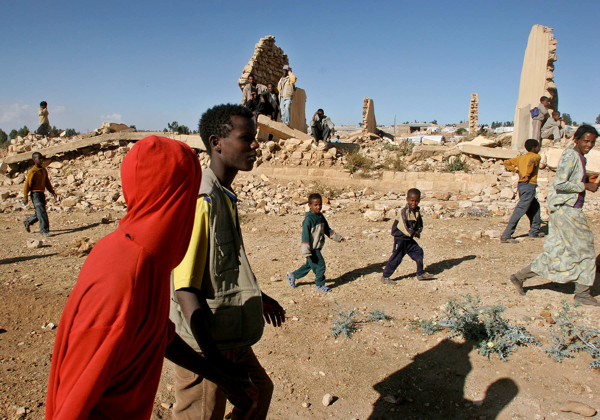 Zalambessa, Ethiopië, aan de grens met Eritrea, werd tijdens de laatste oorlog bijna geheel verwoest. De meeste mensen wonen nog altijd in tenten van het Rode Kruis of in de ruïnes van hun voormalige huizen. – © AP Photo / Boris Heger