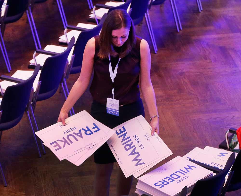 Rechts; medewerkers treffen voorbereidingen voor een meeting in Koblenz. – © Michael Probst / HH