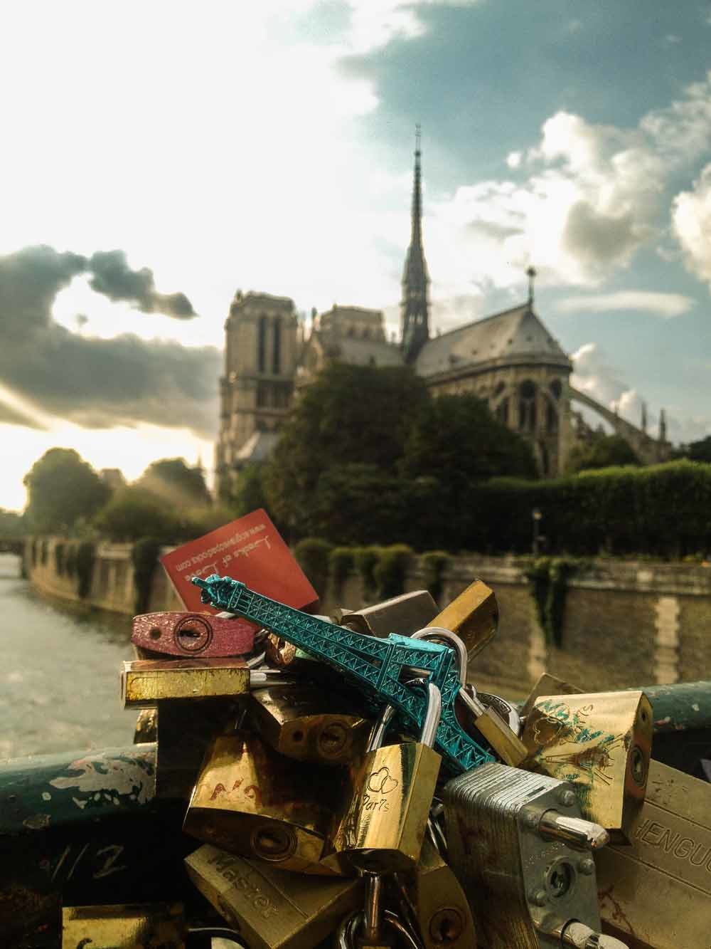 Liefdessloten op een brug in Parijs. – © Getty Images/Lonely Planet Images