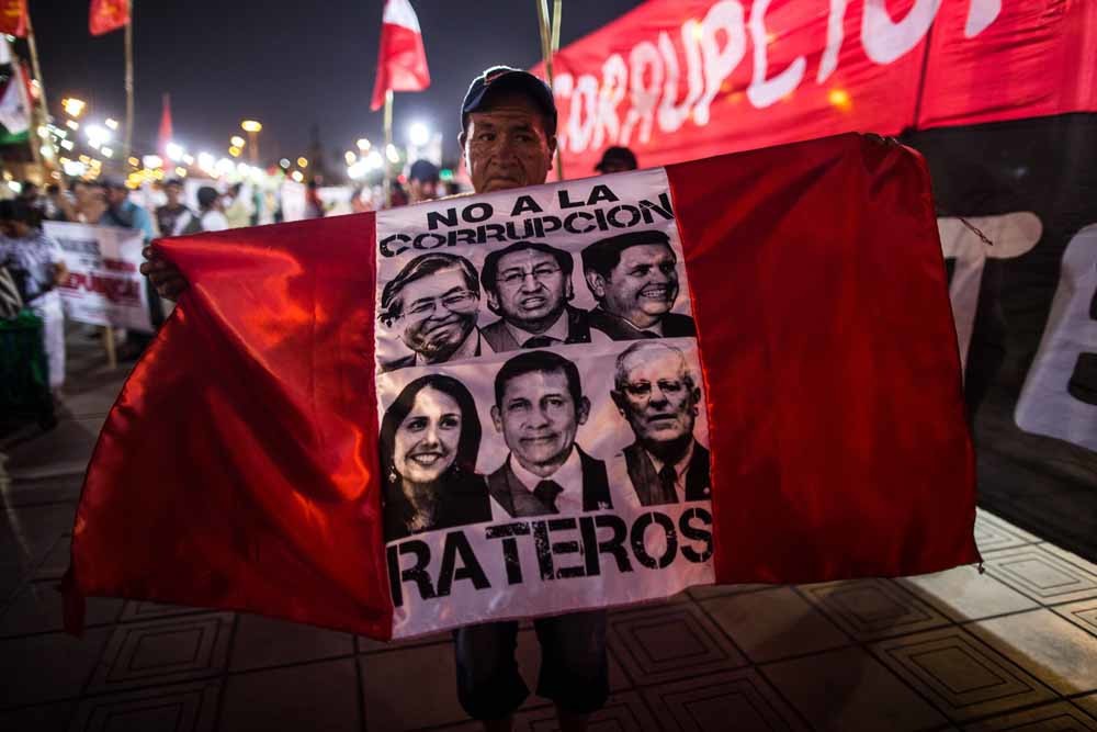 2x: Peruaanse betogers demonstreren in Lima tegen corruptie in de zaak-Odebrecht. – © Reuters