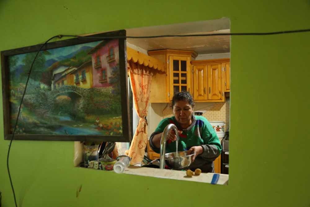 Bertha Lopez in haar huis. – © Katie Falkenberg / Los Angeles Times
