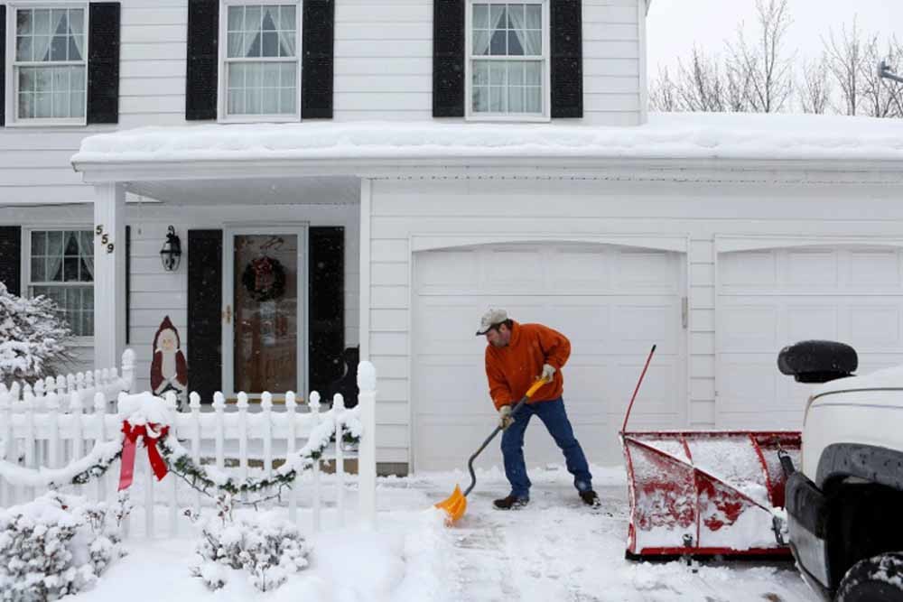 1. Chris Wade werkt ’s zomers als dakdekker  en ’s winters als sneeuwruimer; 2. Na een dag belt Wade over zijn werkrooster voor de rest van de week. – © Katie Falkenberg / Los Angeles Times