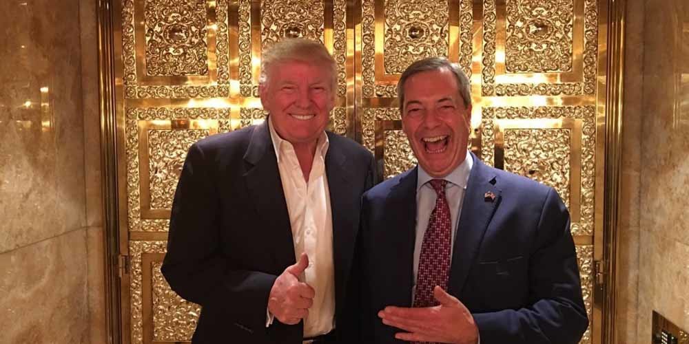 De beroemde foto van Donald Trump en Nigel Farage voor de gouden liftdeuren: Farages bezoek aan de Tower was een pr-stunt waardoor Farage als eerste buitenlandse politicus de aanstaande president de hand mocht schudden. – © Twitter Andy Wigmore