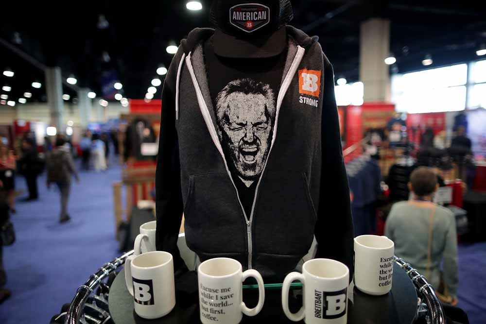 Breitbart-mokken en andere prullaria op de Conservative Political Action Conference in National Harbor, Maryland. – © Getty Images