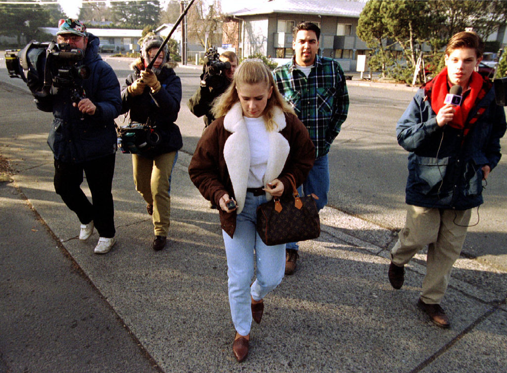 De Amerikaanse kunstschaatsster Tonya Harding terwijl ze haar appartement verlaat.