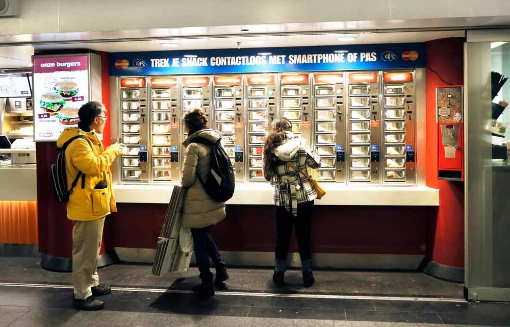 Contactloos betalen bij een snackautomaat op het CS in Amsterdam. © Berlinda van Dam / HH