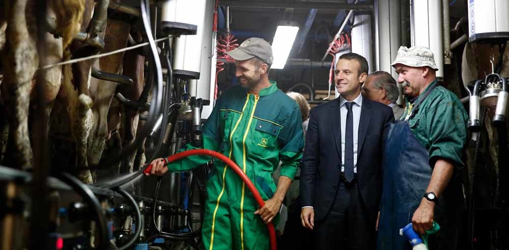 De kandidaat neemt een kijkje in een boerenbedrijf. – © En Marche!