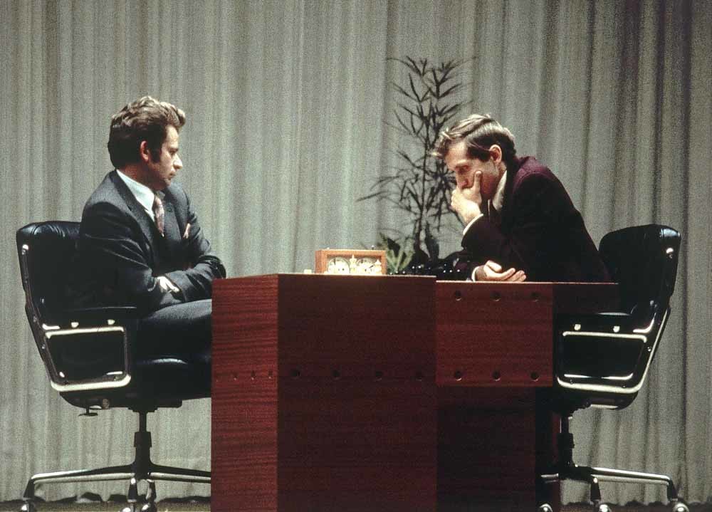 Bobby Fischer (r.) en Boris Spassky tijdens hun ‘match van de eeuw’ in 1972. – © HH