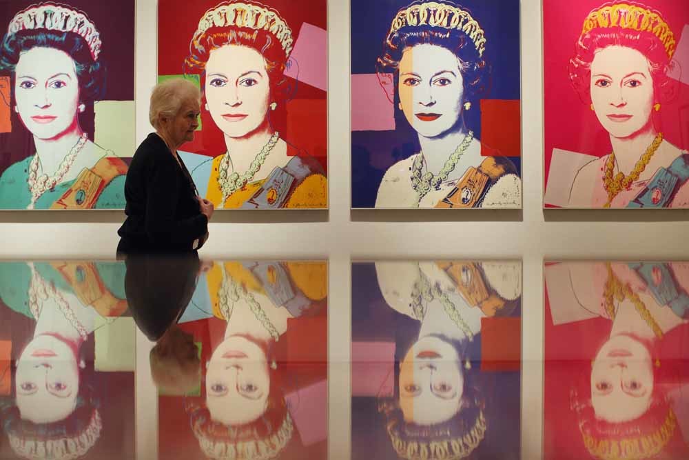 Her Majesty Queen Elizabeth II door Andy Warhol, in de tentoonstelling ‘The Queen: Art & Image’ in de National Portrait Gallery in Londen. – © Oli Scar  / Getty