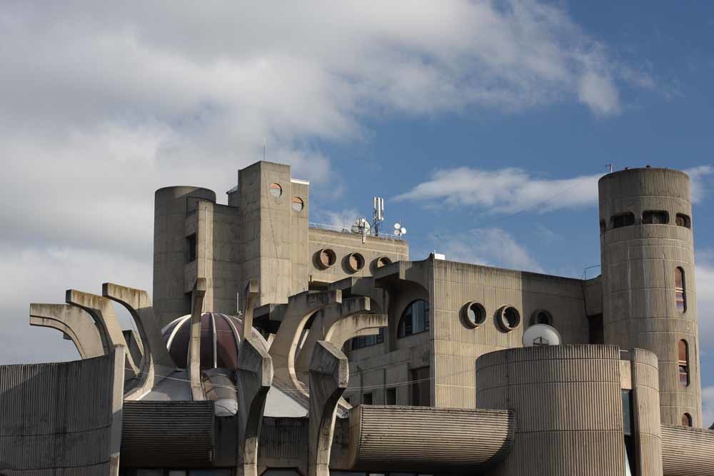 1. Het modernistische postkantoor van Skopje, ontworpen door de Fin Alvar Aalto. – © Wiki Commons. 2. nieuwe regeringsgebouwen langs de Vardar, gebouwd in de neoclassicistische stijl van ‘Skopje 2014’. – © Pascal Meunier / HH
