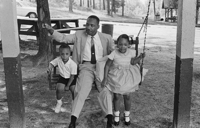 Martin Luther King met twee van zijn kinderen - © Marvin Koner/Corbis