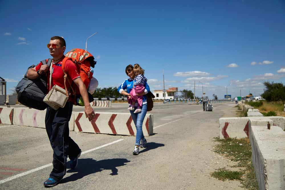 De grensovergang van het Oekraïense Tsjongar naar de Krim. – © Pierre Crom / Getty