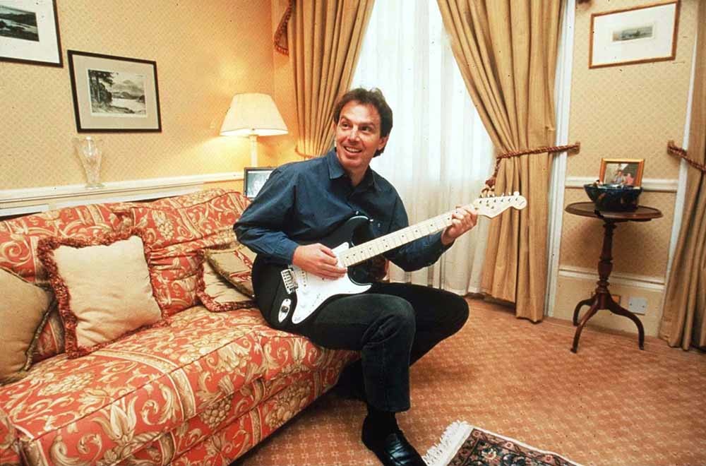 V.l.n.r. (als u doorklikt) De beroemde cover van Vanity Fair, Tony Blair met gitaar, Paul Smith, een cover met Oasis en Geri Halliwell van The Spice Girls. – © HH