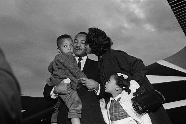 Martin Luther King wordt begroet door zijn vrouw Coretta en zijn kinderen Marty en Yoki - © Bettmann