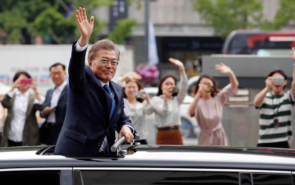 Moon Jae-in zwaait naar aanhangers bij zijn inauguratie in Seoul op 10 mei. – © HH