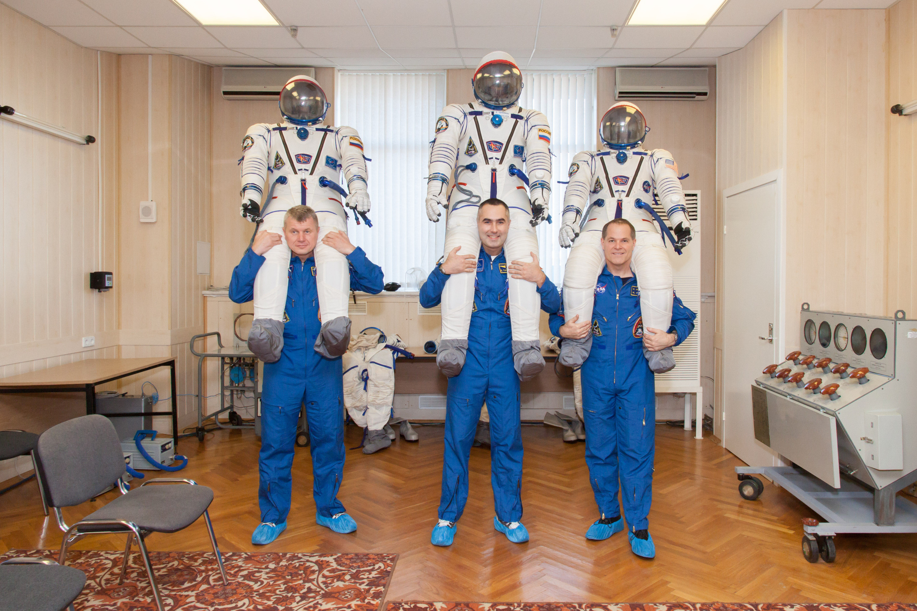 Astronauten van het Kosmodroom Bajkonoer in Kazachstan hebben lol tijdens de training voorafgaand aan een expeditie. – © NASA / Victor Zelentsov