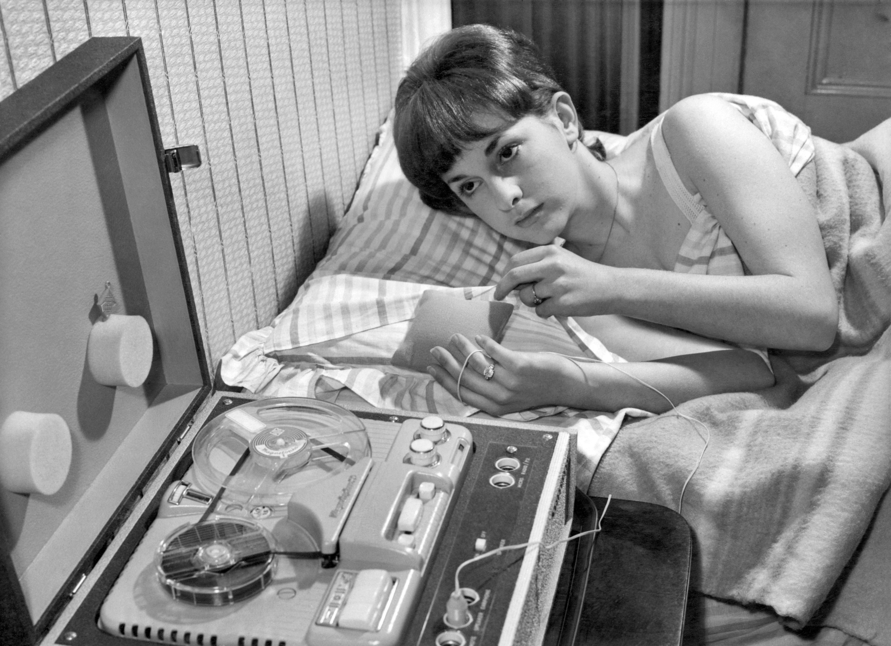 Een leer-terwijl-je-slaaptmachine uit de jaren zestig. Een apparaatje onder het kussen speelt ’s nachts een bandje in een vreemde taal voor je af. – © Mirrorpix / Mirrorpix via Getty Images