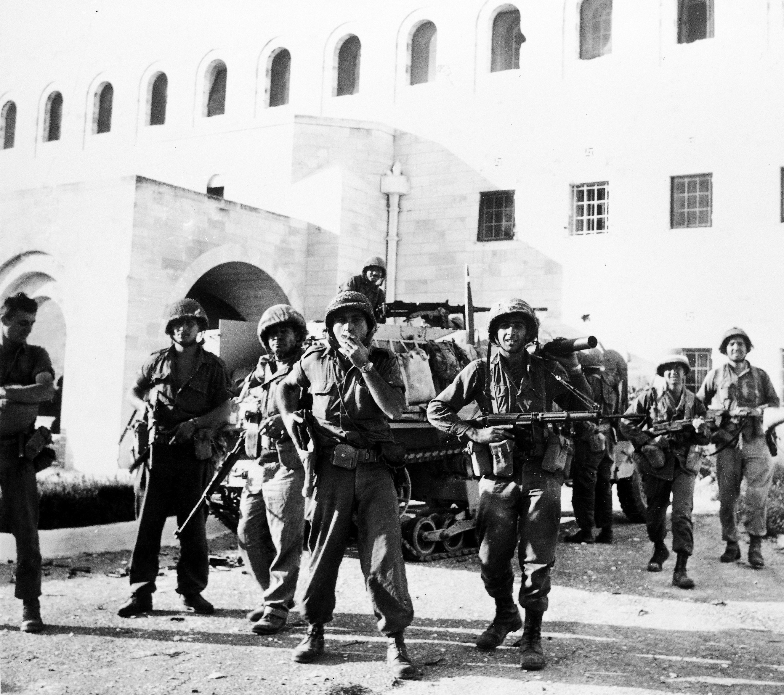 6 juni 1967. Israëlische troepen voor het regeringsgebouw in de Oude Stad van Jeruzalem vlak na hun overwinning. – © AP Photo / Israel Army