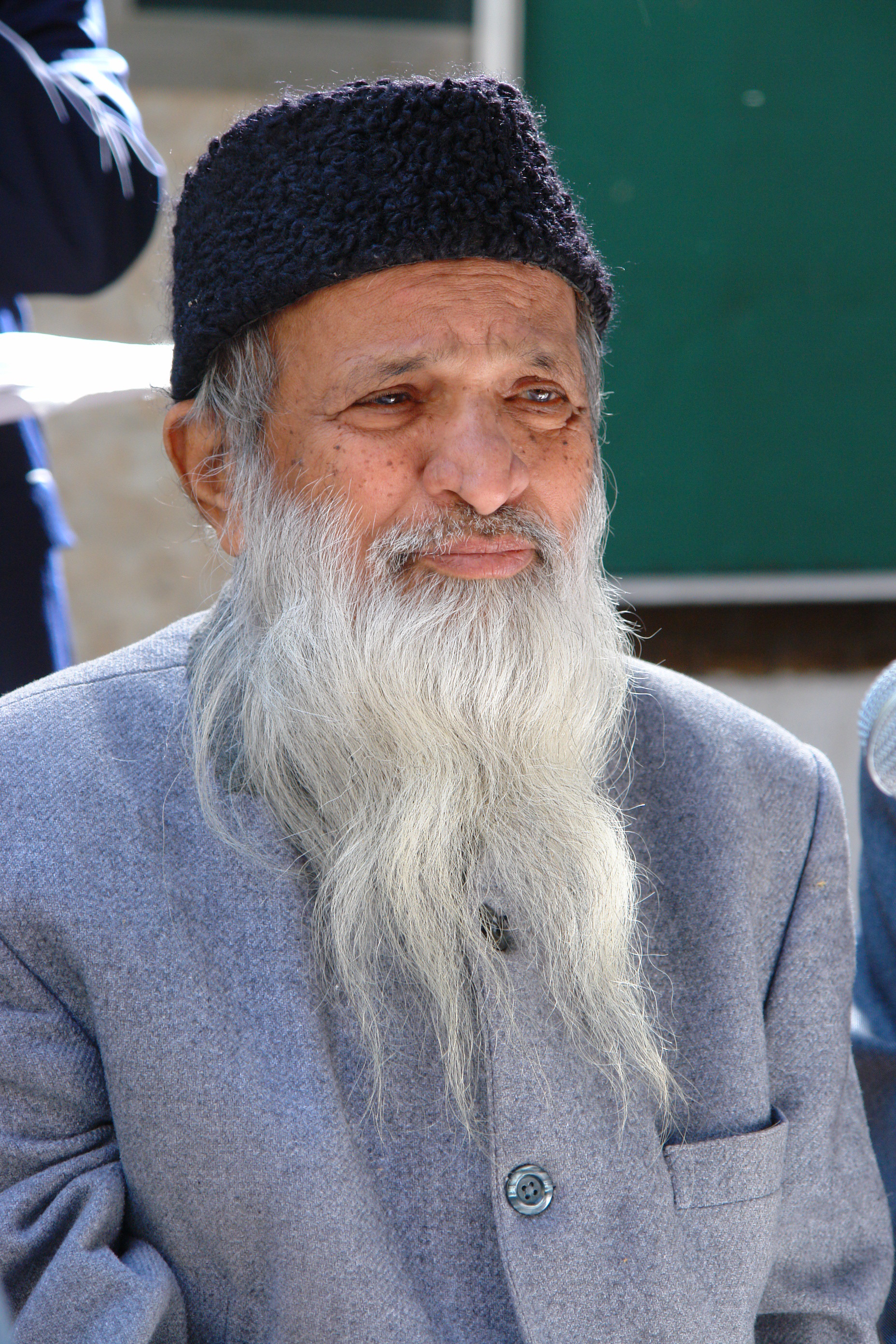 De van oorsprong Indiase Abdul Sattar Edhi was filantroop, asceet en humanist en richtte in 1951 de Edhi Stichting op, die ziekenhuizen, rehabcentra, daklozenhuisvestingen, weeshuizen en een ambulancedienst beheert. – © Wikipedia