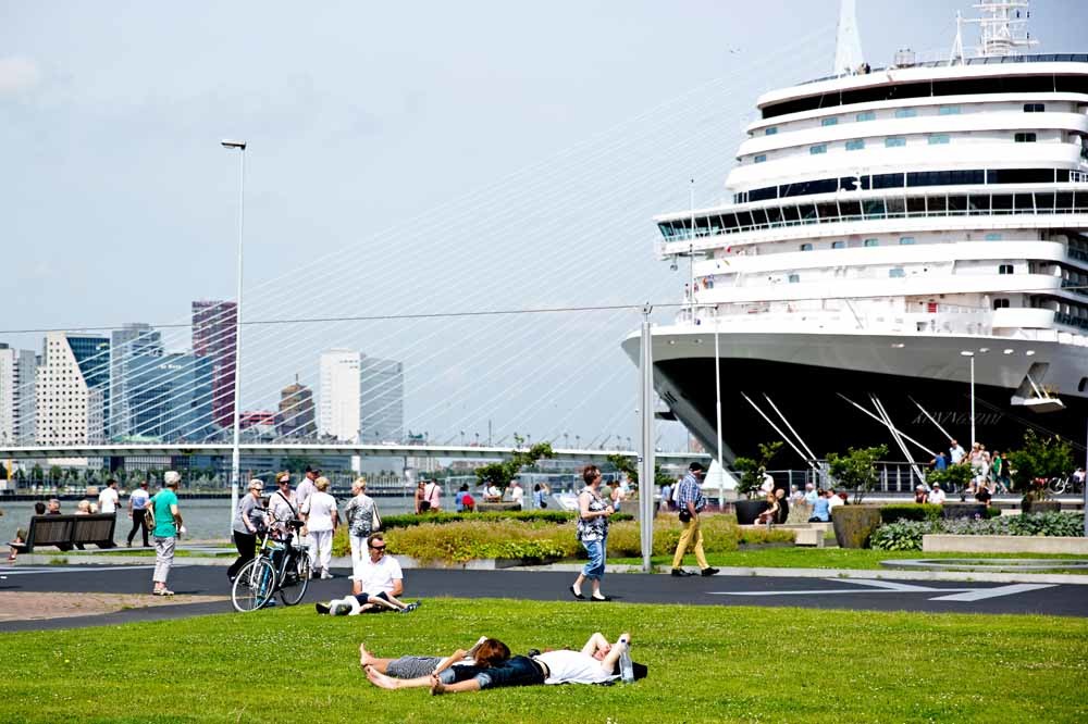 Ontspannen aan het water bij de Wilhelminapier en de Erasmusbrug. – © Rotterdam Partners