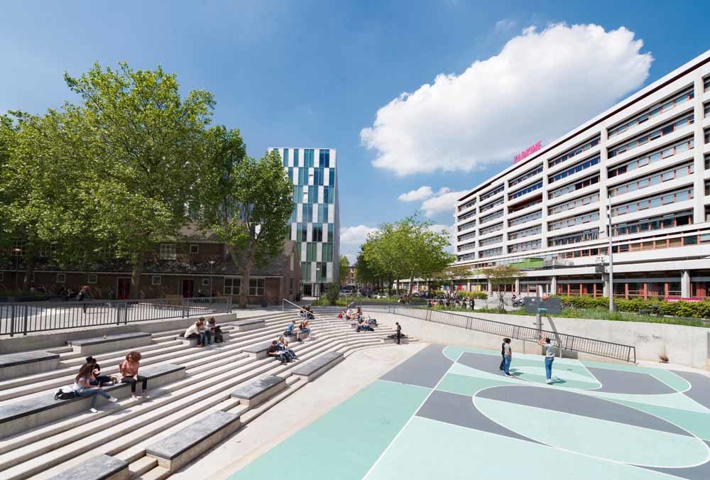 Het Benthemplein in Rotterdam-Noord: het eerste grootschalige waterplein ter wereld, waar regenwater uit de omgeving kan worden opgevangen. – © David Rozing
