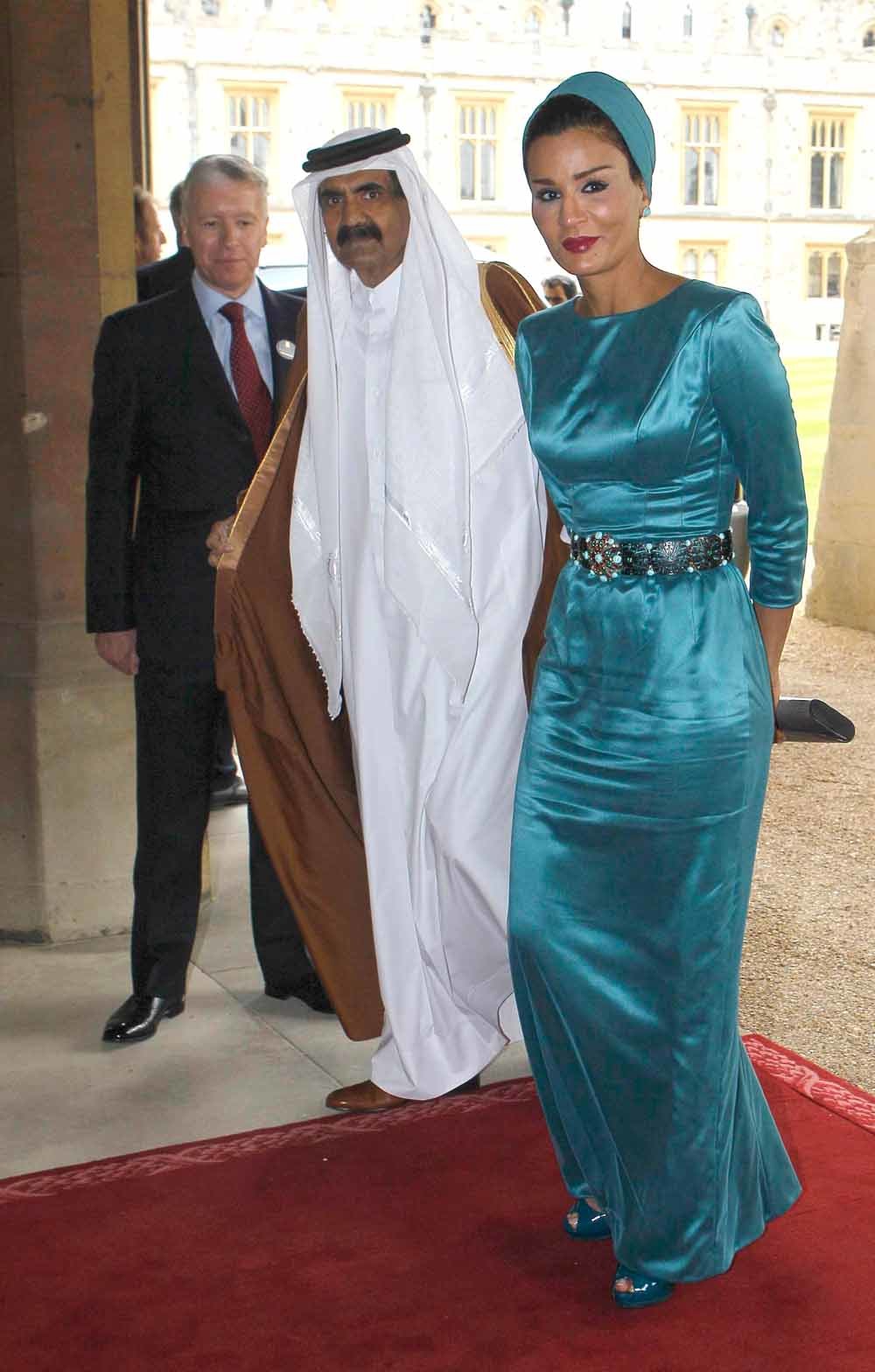 Overspeelde de jonge Tamim, de nieuwe emir van Qatar, zijn hand? De ouders van emir Timam – sjeik Hamad bin Khalifa al-Thani en sjeika Moza – tijdens een bezoek aan Engeland in 2012. – © Getty
