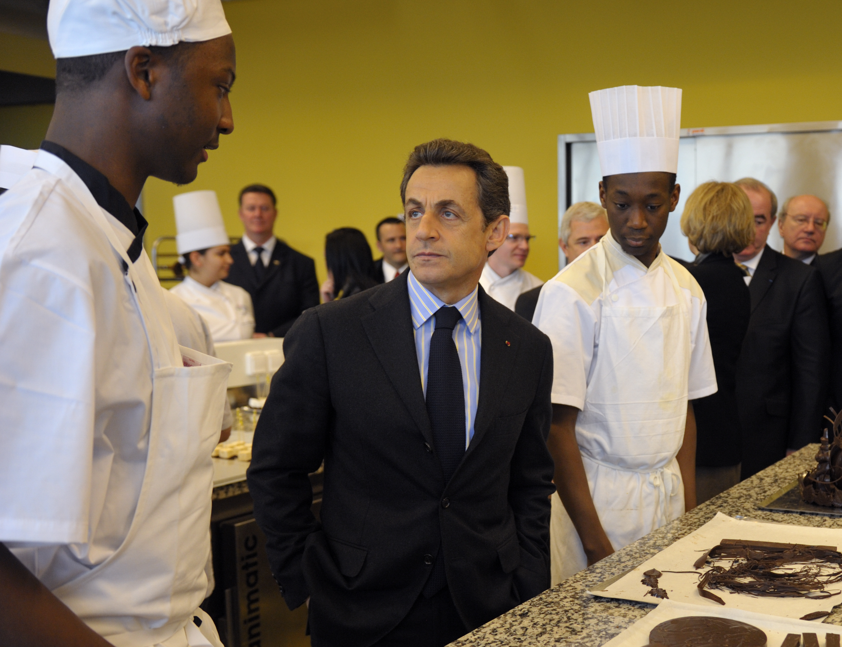  Sarkozy op bezoek bij chocolademakers in Bobigny, waar veel jongeren aan het werk gaan. – © Reuters / Philippe Wojazer  