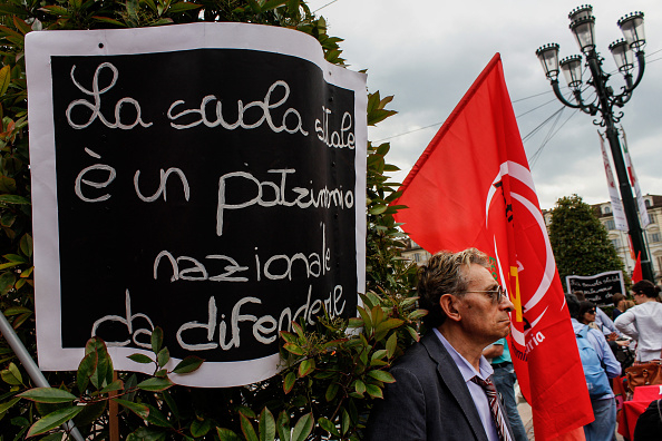 Op het spandoek staat: ‘Het openbare onderwijs moet verdedigd worden’. – © Elena Aquila