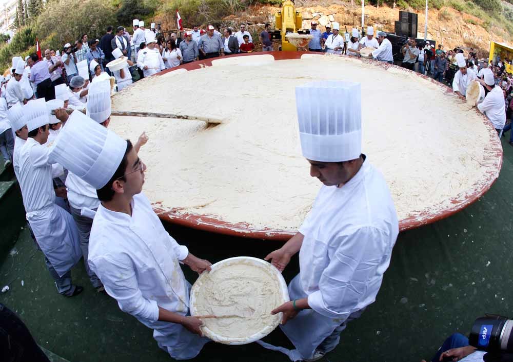 Libanese chefs bereiden een reuzenkom met hummus in een poging een Israëlisch record te breken. – © Hussein Malla / HH