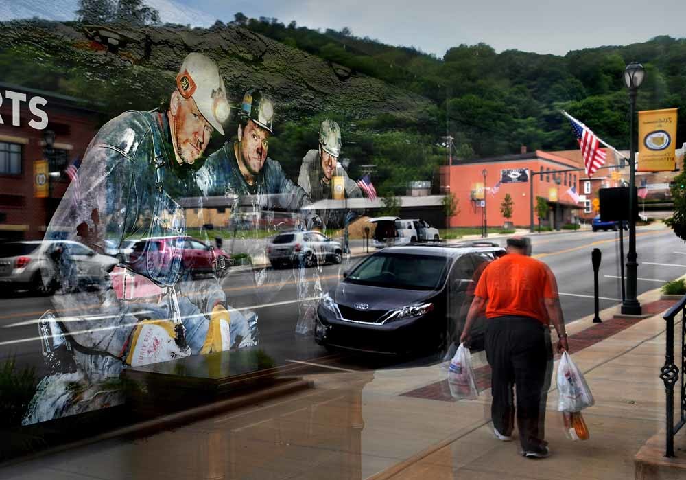 Een muurschildering van drie mijnwerkers in de lobby van een mijnbouwbedrijf in Kittanning, Pennsylvania. – © Michael S. Williamson / The Washington Post / Getty