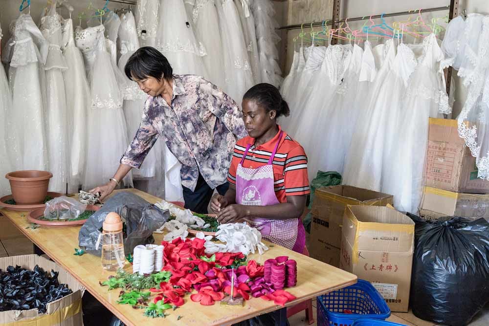 Een Chinese bruidsjurkenfabriek in Windhoek in Namibië. – © George Georgiou / The New York Times