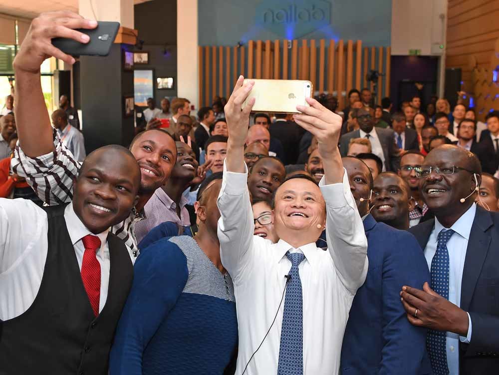 Jack Ma, oprichter van het internet­ concern Alibaba maakt een sel e met lokale ondernemers in Nairobi, Kenia – © Chen Cheng / HH