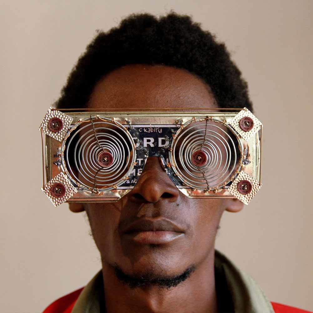 Cyrus Kabiru maakte deze bril van gerecycled materiaal.