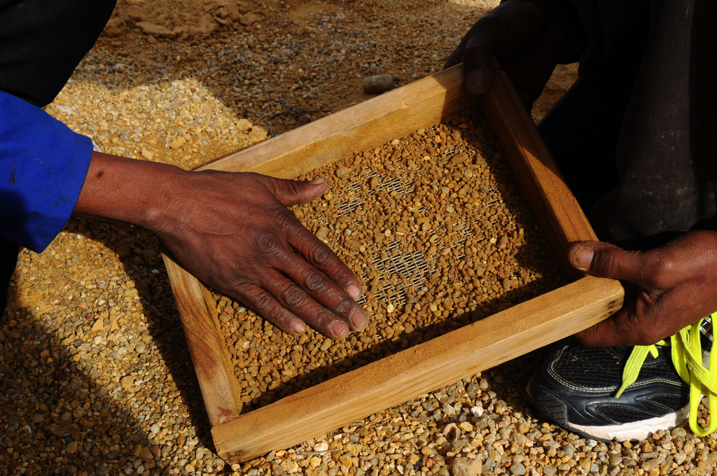 Illegale diamantzoekers in Komaggas, regio Namakwaland in de Zuid-Afrikaanse provincie Noord-Kaap. – © Joe Alexander / AFP