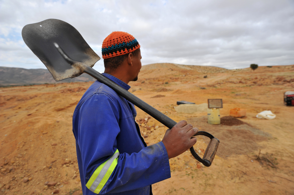 Een legale mijnwerker die op zoek is naar diamanten in Komaggas. – © Joe Alexander/AFP