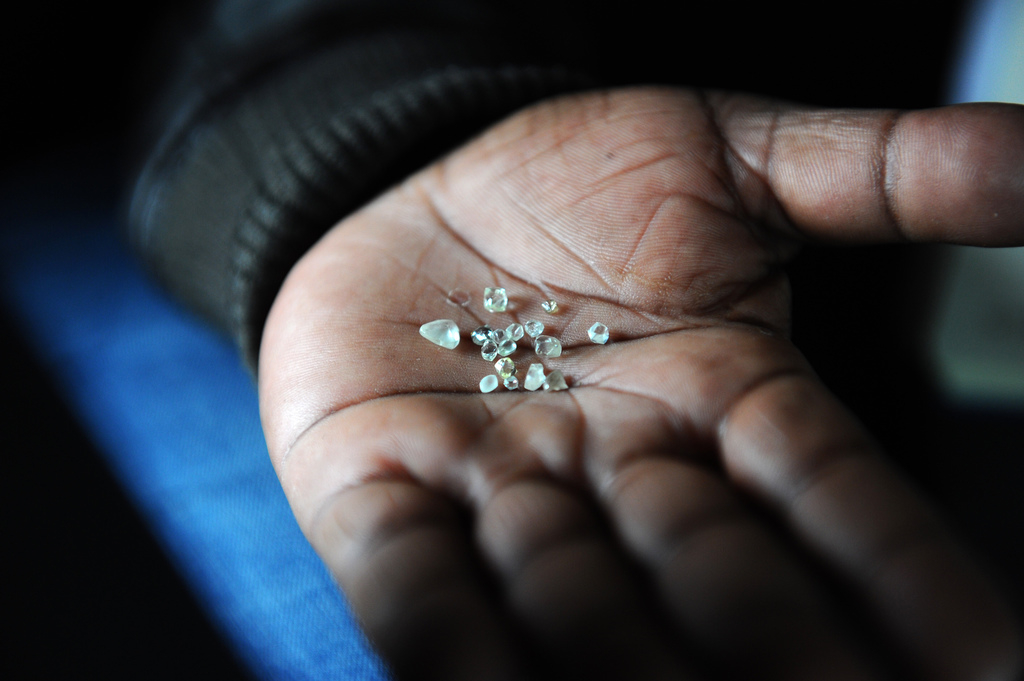 Illegaal gedolven diamanten uit Komaggas. – © Joe Alexander / AFP