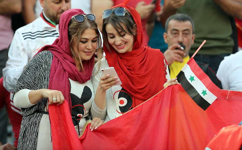 Vrouwelijke Syrische supporters bij de wedstrijd Iran-Syrië. – © Amin Mohammad Jamali / Getty Images