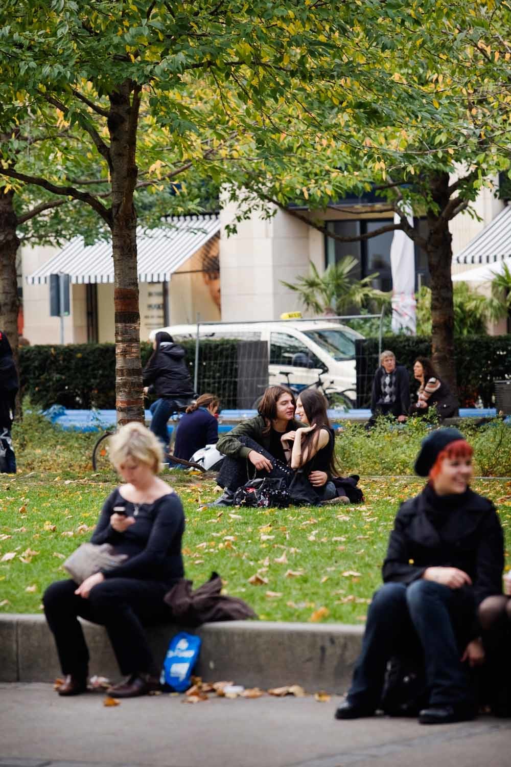 Jongeren in een plantsoen bij het Thomaskirchhof, in de oude binnenstad. – © Bram Belloni / HH