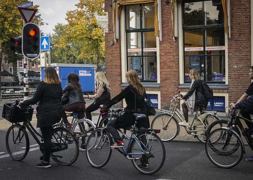 Fietsers voor een stoplicht in Amsterdam. © Halil Sagirkaya / Getty
