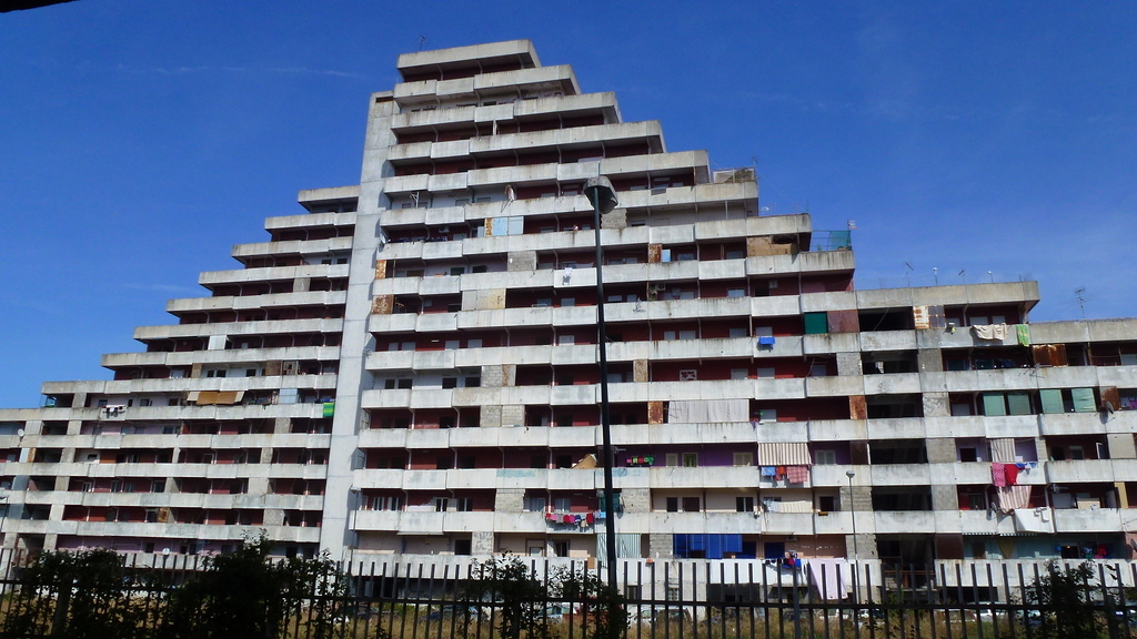 Gebouwd tussen 1962 en 1975 als een zelfvoorzienende ‘megaconstructie’, was het Vele di Scampia in Napels van Franz di Salvo vrijwel vanaf het begin gedoemd te mislukken. 