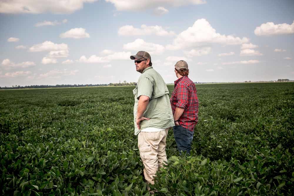 Sojaboer Brian Smith en zijn neef Hughes in hun sojavelden, die zijn aangetast door dicamba. – © The Washington Post / Getty Images