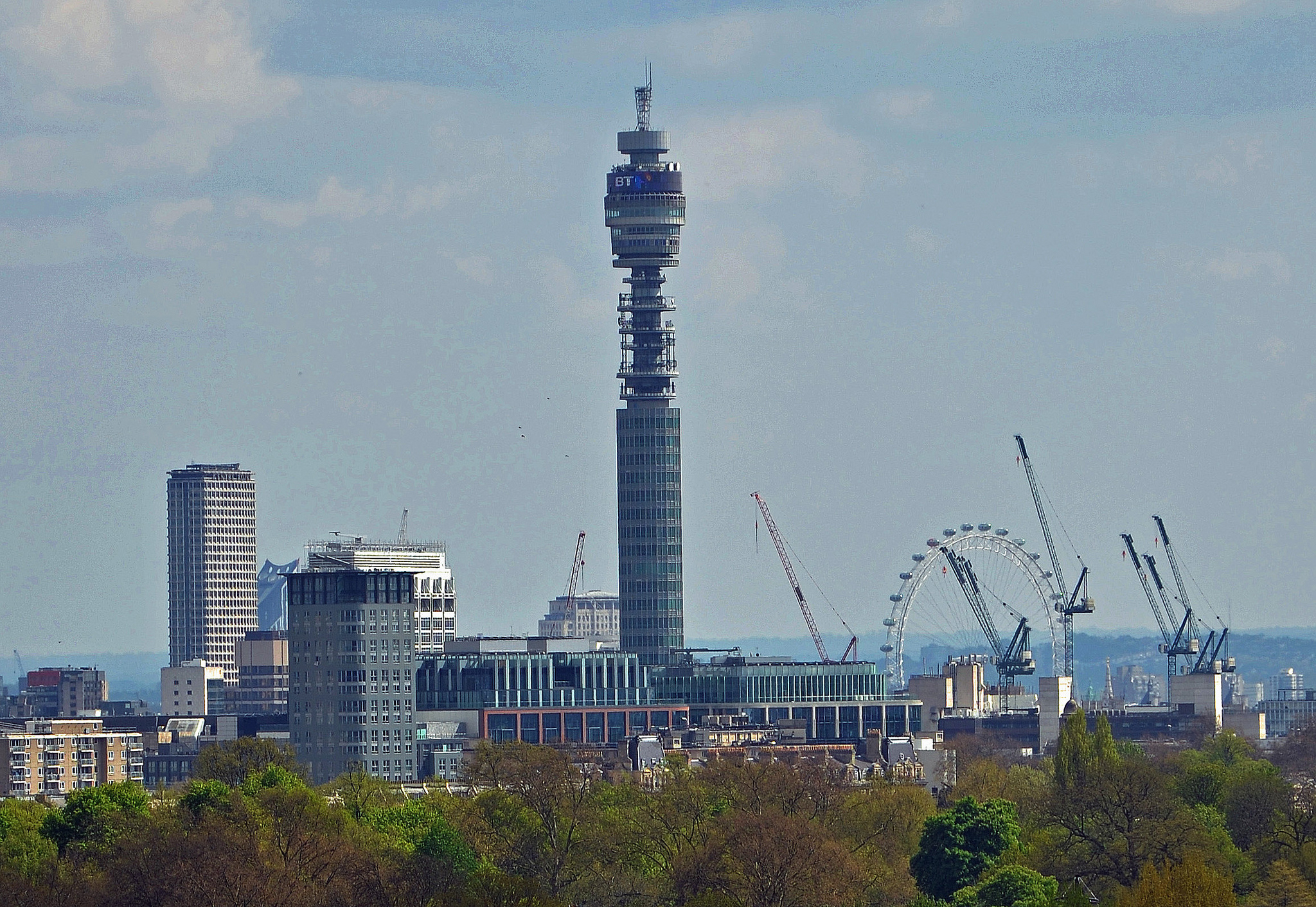 De BT Tower van Eric Bedford en G.R. Yeats werd in het begin van de jaren zestig van de vorige eeuw gebouwd om de apparatuur van het beginnende Britse telecommunicatienetwerk te huisvesten. – © Duncan Harris