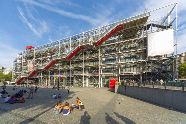 Bij de opening in 1977 vond men de brutale ‘exoskeletachtige’ architectuur van het Centre Pompidou enorm vloeken bij de oude huizen eromheen. – © Pawel Libera