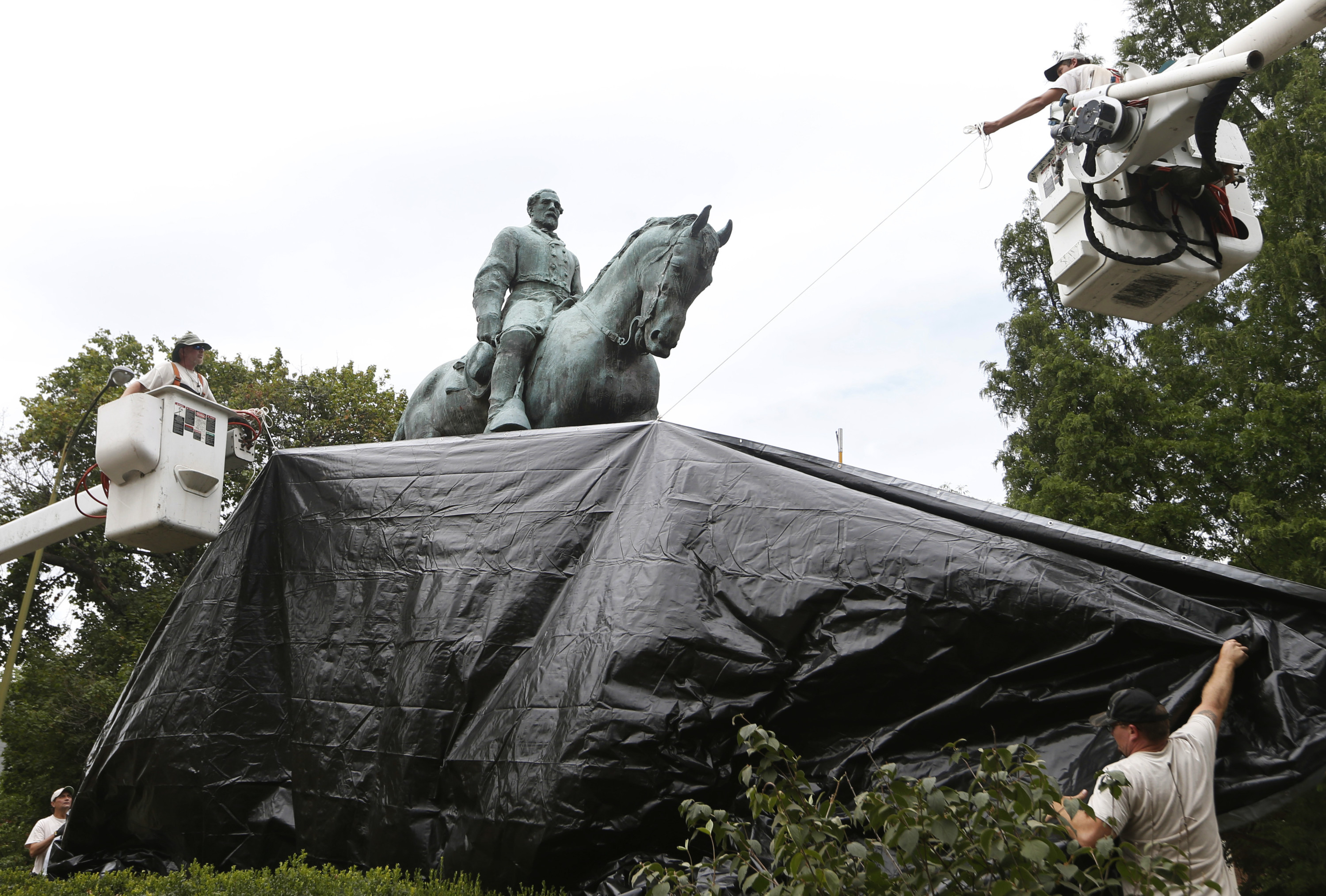 Het standbeeld van geconfedereerde generaal Robert E. Lee in het Emancipation-park in Charlottesville wordt op 23 aug. neergehaald nadat Heather Heyer eerder die maand tijdens een rally tegen witte nationalisten werd vermoord. – © AP / Steve Helber
