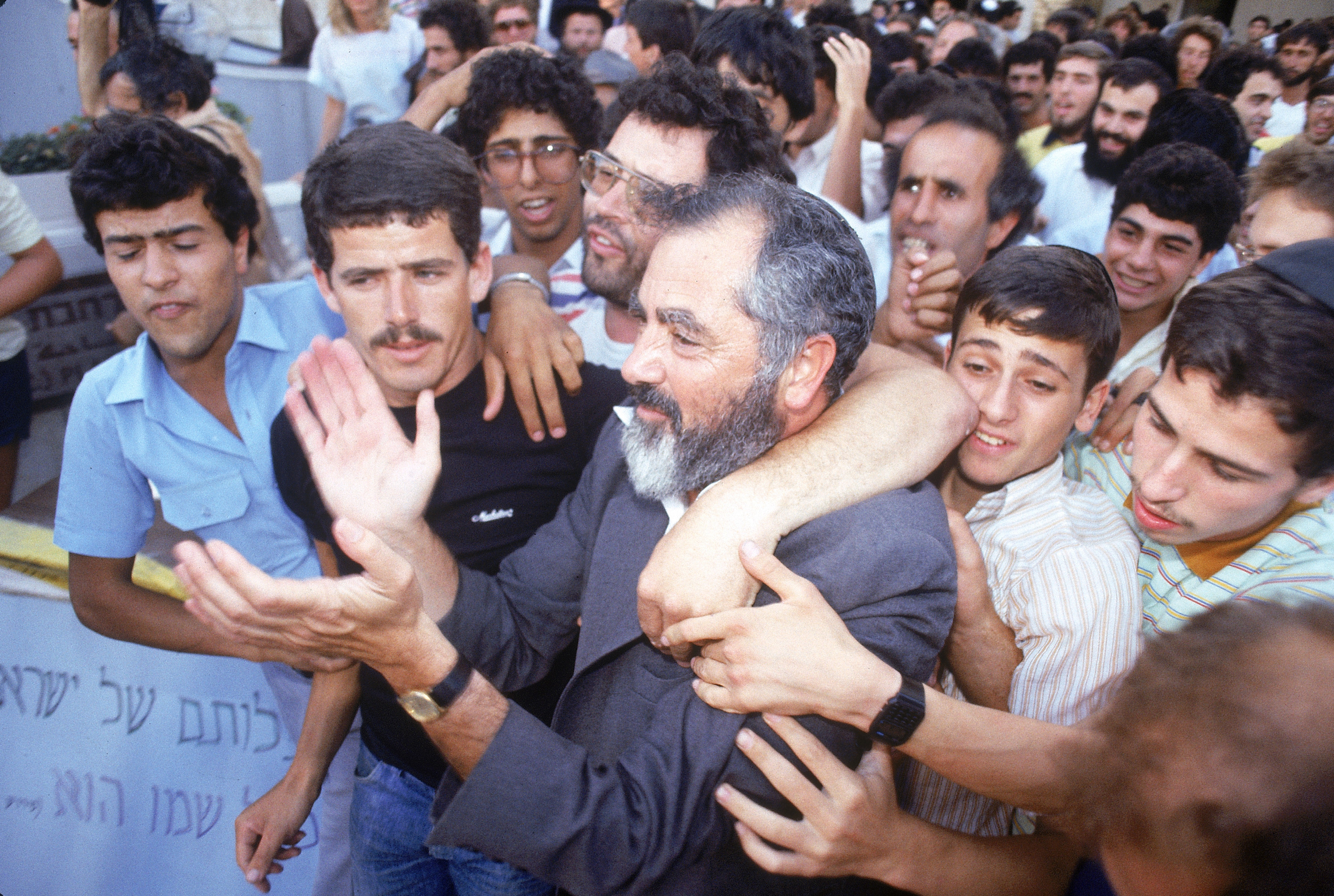 Naar de racistische rabbijn Meir Kahane, hier omringd door fans, zijn een straat en een park vernoemd. – © David Rubinger / The LIFE Images Collection / Getty Images